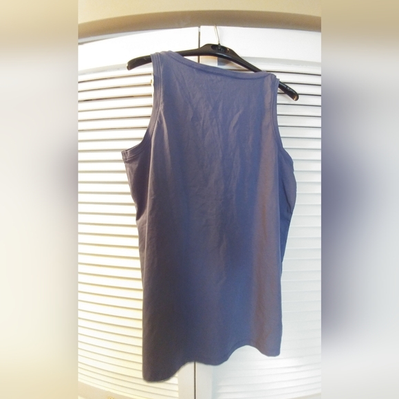 NWT V- neck tank Top - Picture 2 of 3